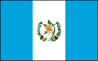 Флаг Гватемалы. Пропорции 5:8. Флаг состоит из трех равновеликих вертикальных полос белого и голубого цветов. Полоса белого цвета размещена в середине флага, голубые полосы – справа и слева. На белой полосе помещен герб страны, на котором изображены две перекрещенные винтовки Ремингтон с примкнутыми штыками серого цвета, ниже их – две перекрещенные сабли также серого цвета с желтыми рукоятками, обрамленные двумя лавровыми ветвями зеленого цвета. В центре герба находится изображение листа пергамента светло-желтого цвета, содержащего памятную надпись о дате провозглашения независимости: ’’Libertad 15 de Septiembre de 1821’’. Буквы темно-желтые. Над листом – изображение птицы кецаль (Pharomacrus Mocinno). Флаг принят в 1871г. Белый цвет полос флага символизирует честность и чистоту, голубой – законность и справедливость. Перекрещенные винтовки означают готовность защитить свободу, сабли – символы правосудия и независимости. Лавровые ветви символизируют победу и славу. Птица квецаль – символ свободы и суверенитета.