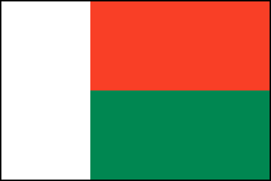 Флаг Мадагаскара. Соотношение сторон 2:3. Представляет собой полотнище с тремя равновеликими полосами – белой вертикальной (у основания флага), и горизонтальными – красной (сверху) и зеленой (снизу). Принят в 1958 г. Впрочем, красный цвет является традиционным цветом острова. В XVII в. на Мадагаскаре правила династия королей, один из которых имел в качестве герба изображение красного быка. Поэтому королевство называлось Менабе (т.е. Великое Красное). В более поздний период красно-белый флаг являлся символом королевством Хова (Гова), располагавшемся на Мадагаскаре в XIX в. Возможно, красно-белая цветовая гамма связана с влиянием традиционных цветов Юго-Восточной Азии (часть населения Мадагаскара – потомки переселенцев из Азии). Когда образовалась Республика Мадагаскар, к двум основным цветам добавился зеленый.